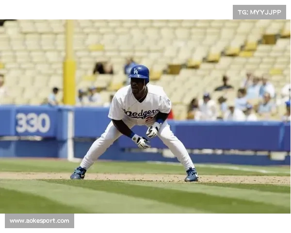 小鲍比-威特偷垒数提升至38次,速度条件兑现跑垒侵略性 小鲍比-威特偷垒数提升至38次,速度条件兑现跑垒侵略性